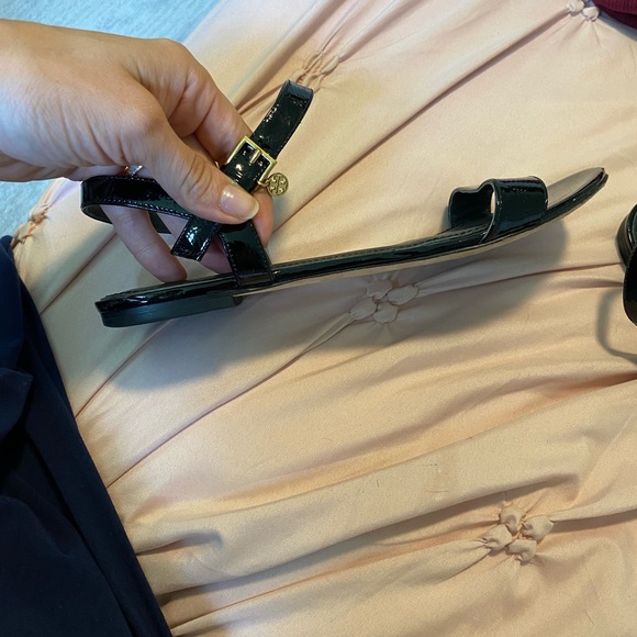 Tory Burch black patent leather ankle strap flat sandals - Picture 5 of 5